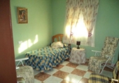 Отдельно стоящий дом с участком на продажу в городе Almendralejo. Фото