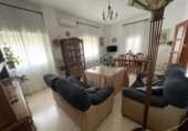 Отдельно стоящий дом с участком на продажу в городе Almendralejo. Фото