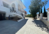 Отдельно стоящий дом с участком на продажу в городе Almendralejo. Фото