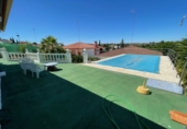 Отдельно стоящий дом с участком на продажу в городе Almendralejo. Фото