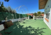 Отдельно стоящий дом с участком на продажу в городе Almendralejo. Фото