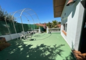 Отдельно стоящий дом с участком на продажу в городе Almendralejo. Фото