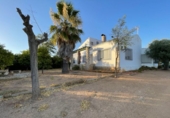 Отдельно стоящий дом с участком на продажу в городе Almendralejo. Фото