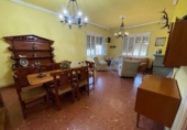 Отдельно стоящий дом с участком на продажу в городе Almendralejo. Фото
