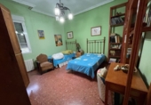 Отдельно стоящий дом с участком на продажу в городе Almendralejo. Фото