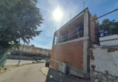 Участок с постройкой на продажу в городе Los Santos de la Humosa. Фото