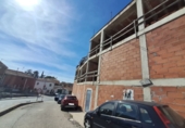 Участок с постройкой на продажу в городе Los Santos de la Humosa. Фото