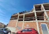 Участок с постройкой на продажу в городе Los Santos de la Humosa. Фото