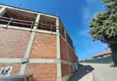 Участок с постройкой на продажу в городе Los Santos de la Humosa. Фото