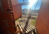 Участок с постройкой на продажу в городе Los Santos de la Humosa. Фото