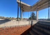 Участок с постройкой на продажу в городе Los Santos de la Humosa. Фото