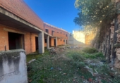 Участок с постройкой на продажу в городе Los Santos de la Humosa. Фото