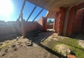 Участок с постройкой на продажу в городе Los Santos de la Humosa. Фото