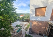 Отдельно стоящий дом с участком на продажу в городе Corbera de Llobregat. Фото