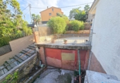 Отдельно стоящий дом с участком на продажу в городе Corbera de Llobregat. Фото
