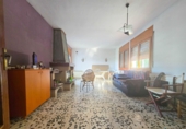 Отдельно стоящий дом с участком на продажу в городе Corbera de Llobregat. Фото