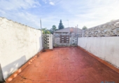 Отдельно стоящий дом с участком на продажу в городе Corbera de Llobregat. Фото
