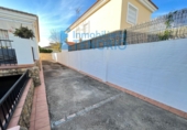 Отдельно стоящий дом с участком на продажу в городе Pinares de Lepe. Фото