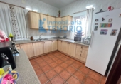 Отдельно стоящий дом с участком на продажу в городе Pinares de Lepe. Фото