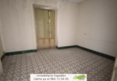 Отдельно стоящий дом с участком на продажу в городе Segorbe. Фото