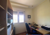 Отдельно стоящий дом с участком на продажу в городе Каудете. Фото