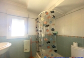 Отдельно стоящий дом с участком на продажу в городе Каудете. Фото