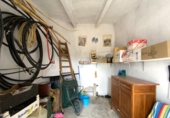 Отдельно стоящий дом с участком на продажу в городе Каудете. Фото