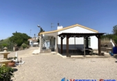 Chalet independiente con terreno en venta en Caudete ref: TR278094 foto