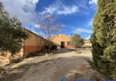 Chalet independiente con terreno en venta en Caudete ref: TR347161 foto