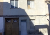 Дом с участком на продажу в городе Каудете. Фото
