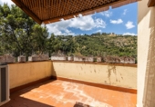 Отдельно стоящий дом с участком на продажу в городе Castellar del Vallès. Фото
