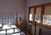Отдельно стоящий дом с участком на продажу в городе Cazorla. Фото