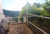 Отдельно стоящий дом с участком на продажу в городе Cazorla. Фото