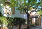 Отдельно стоящий дом с участком на продажу в городе La Iruela. Фото