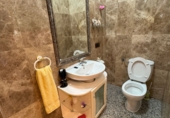 Отдельно стоящий дом с участком на продажу в городе Толедо. Фото
