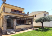 Отдельно стоящий дом с участком на продажу в городе Benicasim. Фото