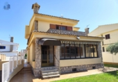 Отдельно стоящий дом с участком на продажу в городе Benicasim. Фото