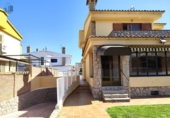 Отдельно стоящий дом с участком на продажу в городе Benicasim. Фото