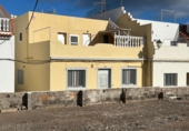 Таунхаус с участком на продажу в городе La Aldea de San Nicolás. Фото