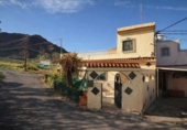 Дом с участком на продажу в городе La Aldea de San Nicolás. Фото