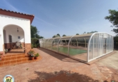 Отдельно стоящий дом с участком на продажу в городе La Puebla de Cazalla. Фото
