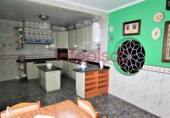 Отдельно стоящий дом с участком на продажу в городе Вальдепеньяс. Фото