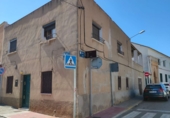 Дом с участком на продажу в городе Вальдепеньяс. Фото