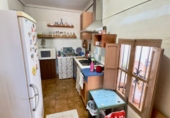 Дом с участком на продажу в городе Вальдепеньяс. Фото