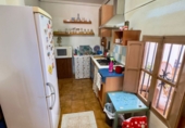 Дом с участком на продажу в городе Вальдепеньяс. Фото