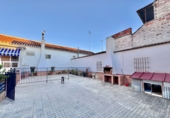Дом с участком на продажу в городе Вальдепеньяс. Фото