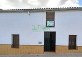 Дом с участком на продажу в городе Fuentes de León. Фото