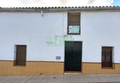 Дом с участком на продажу в городе Fuentes de León. Фото