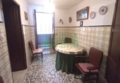 Дом с участком на продажу в городе Segura de León. Фото