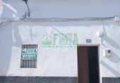 Дом с участком на продажу в городе Segura de León. Фото